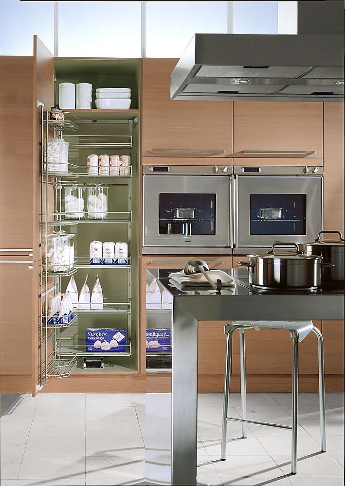 Isla de cocina con armarios despenseros y columna de electrodomésticos integrados en cerezo y metal