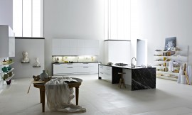 Cocina blanca con isla y exclusiva encimera de mármol. Zuordnung: Stil Cocinas de diseño, Planungsart Cocinas con isla