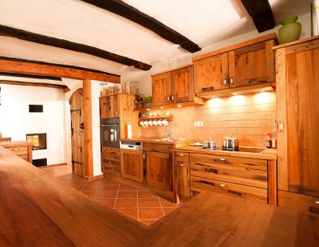 Cocina de casa de campo con muebles de madera reciclada