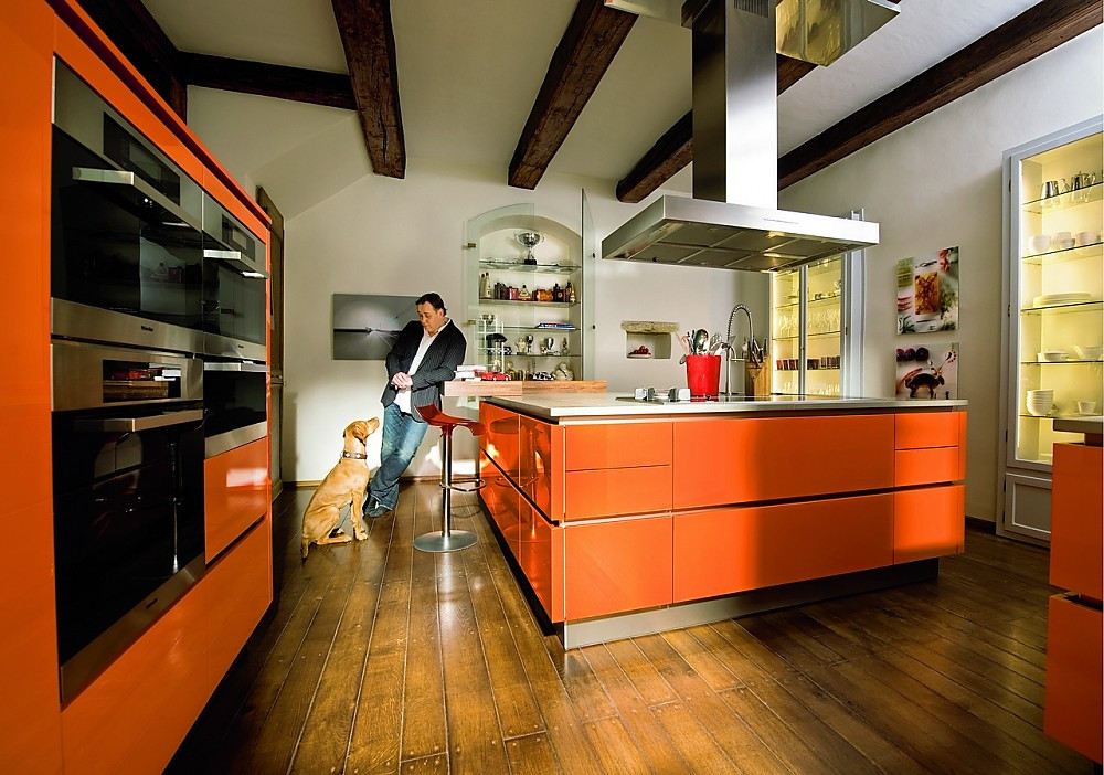 Esta cocina de Warendorf ofrece algo más que una nota de color en su hogar. Disfrute de una cocina profesional a su servicio, para elevar el resultado de las labores cotidianas a la magia de la eficiencia profesional. Zuordnung: Stil Cocinas de diseño, Planungsart Cocinas con isla