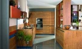 Cocina de madera con notas de color en naranja y azul que ayudan a romper la monotonía de un diseño moderno muy cuidado y funcional. Zuordnung: Stil Cocinas modernas, Planungsart Equipamiento interior de la cocina