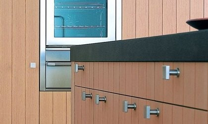 Cocina de madera con frentes de roble