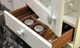 Cajones con sistema de organización de interiores. Zuordnung: Stil Cocinas rústicas, Planungsart Cocinas en L