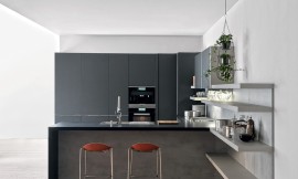 Moderna cocina de Dada con office para disfrutar de las buenas compañías. Zuordnung: Stil Cocinas de diseño, Planungsart Detalles del diseño