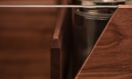 Cajón con equipamiento interior de nogal con elementos de cristal. La distribución interior es flexible ya que todos los elementos son extraíbles Zuordnung: Stil Cocinas rústicas, Planungsart Cocinas con office
