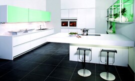 La mezcla de colores y materiales le dan un toque especial a esta cocina de frentes sin tiradores en cristal satinado. Los elementos en verde nos transportan a un futuro exótico. Los armarios altos con puertas correderas de la serie Volare transmiten elegancia junto a las estanterías de la serie Varietas. Ambos, los armarios altos y las estanterías, están disponibles en varias alturas y anchos. Zuordnung: Stil Cocinas de diseño, Planungsart Cocinas en L