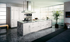 Elegancia cómoda y atemporal es lo que representa esta cocina rústica moderna con frentes de pino barnizados en blanco coco Zuordnung: Stil Cocinas rústicas, Planungsart Cocinas con isla