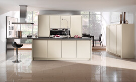 Moderno, luminoso y agradable: En los frentes lacados sin tirador de esa cocina en isla, la luz se refleja de manera especialmente atractiva. El confortable bar invita a sentarse y relajarse. Zuordnung: Stil Cocinas de diseño, Planungsart Cocinas en U