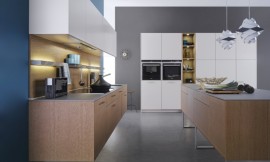 La combinación de colores tan naturales, como el cobre y el sahara, junto al color, es la técnica protagonista de esta cocina, que esconde en el armario alto un sistema de ventilación en PlamaNorm que no necesita instalación extra. Zuordnung: Stil Cocinas de diseño, Planungsart Cocinas americanas (abiertas)