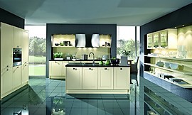Con armarios altos, estanterías y armarios de cristal Zuordnung: Stil Cocinas clásicas, Planungsart Cocinas con isla