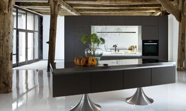 Situada en el centro de la sala pero a la vez creando un espacio separado,STARCK BY WARENDORF, nos muestra con este modelo de cocina la perfección de la unión del diseño y la funcionalidad Zuordnung: Stil Cocinas de diseño, Planungsart Detalles del diseño