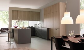 Esta cocina transmite un ambiente de tranquilidad y bienestar. Sin perder en la sencillez de un diseño de líneas puras la mezcla de materiales y colores convierten a esta cocina en un rincón de tranquilidad y armonía Zuordnung: Stil Cocinas modernas, Planungsart Cocinas en U