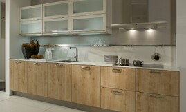 Cocina de madera de roble de un diseño muy actual. COmbina la madera natural con la encimera blanca y los armarios altos también en blanco Zuordnung: Stil Cocinas modernas, Planungsart Cocinas en U
