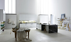 Cocina blanca con isla y exclusiva encimera de mármol. Zuordnung: Stil Cocinas de diseño, Planungsart Cocinas con isla