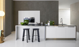 Muebles flotantes de la firma Dada enmarcados por una encimera de cocina de acero inoxidable que le da el toque moderno a esta cocina de un estilo perfecto Zuordnung: Stil Cocinas de diseño, Planungsart Cocinas con isla