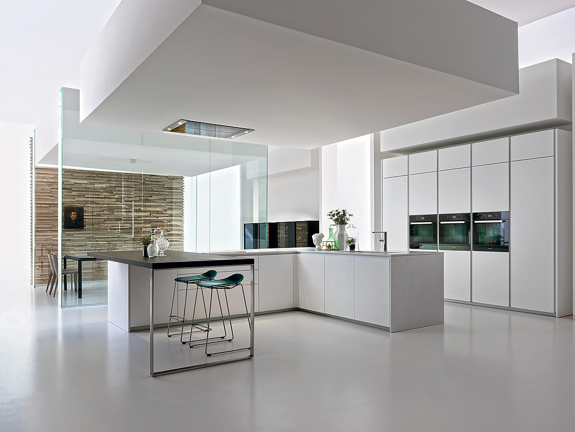 Este modelo de cocina elegante y exclusivo de Dada dispone del espacio ideal para disfrutar de la cocina con la familia y las visitas. Zuordnung: Stil Cocinas de diseño, Planungsart Cocinas con isla