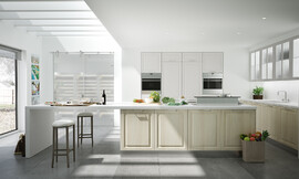 Cocina blanca con isla y barra para comer. Aprovecha el espacio para crear un ambiente de complicidad invitando a disfrutar del día a día en la cocina. Todo ello sin renunciar a las innovaciones como el equipo extractor lateral integrado en la isla. Zuordnung: Stil Cocinas rústicas, Planungsart Cocinas con isla