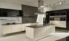 Una cocina muy moderna con muebles colgantes en negro alto brillo Zuordnung: Stil Cocinas modernas, Planungsart Cocinas en línea