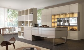 Esta estanteria de LEICHT ofrece multitud de posibilidades, con o sin panel interior, se puede colocar como elemento divisorio en la sala o pegado en la pared. Zuordnung: Stil Cocinas de lujo, Planungsart Cocinas americanas (abiertas)