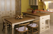 Cocina rústica con mesa para comer