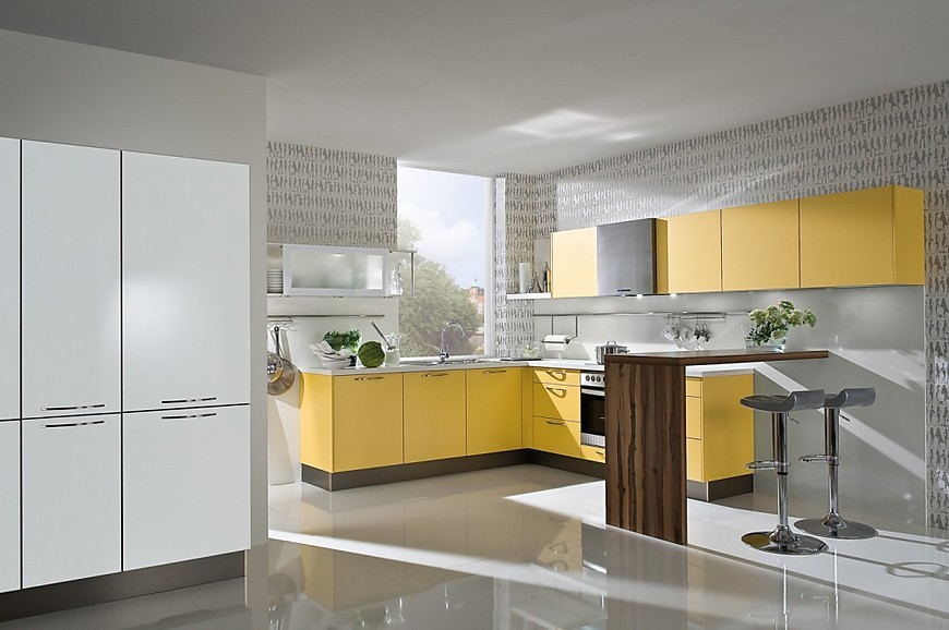 Cocina en L con una combinación de colores muy especial, con frentes en amarillo mango y detalles en blanco envejecido.