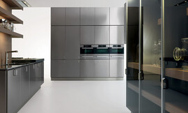 En esta cocina de Dada no echará nada de menos. El exclusivo diseño de sus muebles le hará disfrutar de una cocina bonita y el perfecto equipamiento de la cocina le hará disfrutar de una zona de trabajo pensada hasta el último detalle para hacerle la vida más fácil. Zuordnung: Stil Cocinas de diseño, Planungsart Cocinas en línea