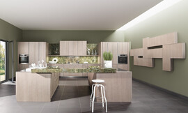 La moderna comodidad de una elegancia llena de sencillez. Elementos de madera de roble con un acabo de barniz plateado con el puente de piedra verde que une las dos islas y recubre el entrepaño le otorga a esta cocina el carácter de modernidad y tradición que desprende. Zuordnung: Stil Cocinas clásicas, Planungsart Detalles del diseño