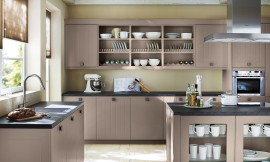 Cocina con isla con una ejecución clásica. El color trufa &quot;delicioso&quot; de inmediato hace que apetezca ponerse a cocinar inmediatamente. Los estantes abiertos y las vitrinas hacen hincapié en el carácter acogedor de esta cocina rustica. Zuordnung: Stil Cocinas rústicas, Planungsart Cocinas con isla