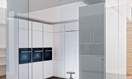 Un nuevo concepto de cocina integrada en un cubo de cristal donde los muebles y los electrodomésticos encuentran su posición ideal y convierten la cocina en un objeto de diseño arquitectónico exclusivo en el hogar. Zuordnung: Stil Cocinas de diseño, Planungsart Detalles del diseño