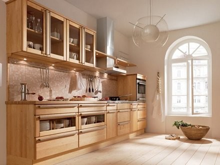 Cocina de madera con frentes de aliso