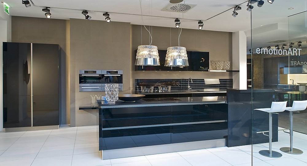 Isla de cocina y armarios altos en gris y barra de cristal Cocina diseño con isla