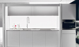 La pared de cristal perfectamente iluminada con lamparas LED es el centro de esta cocina de Dada Zuordnung: Stil Cocinas modernas, Planungsart Cocinas en línea