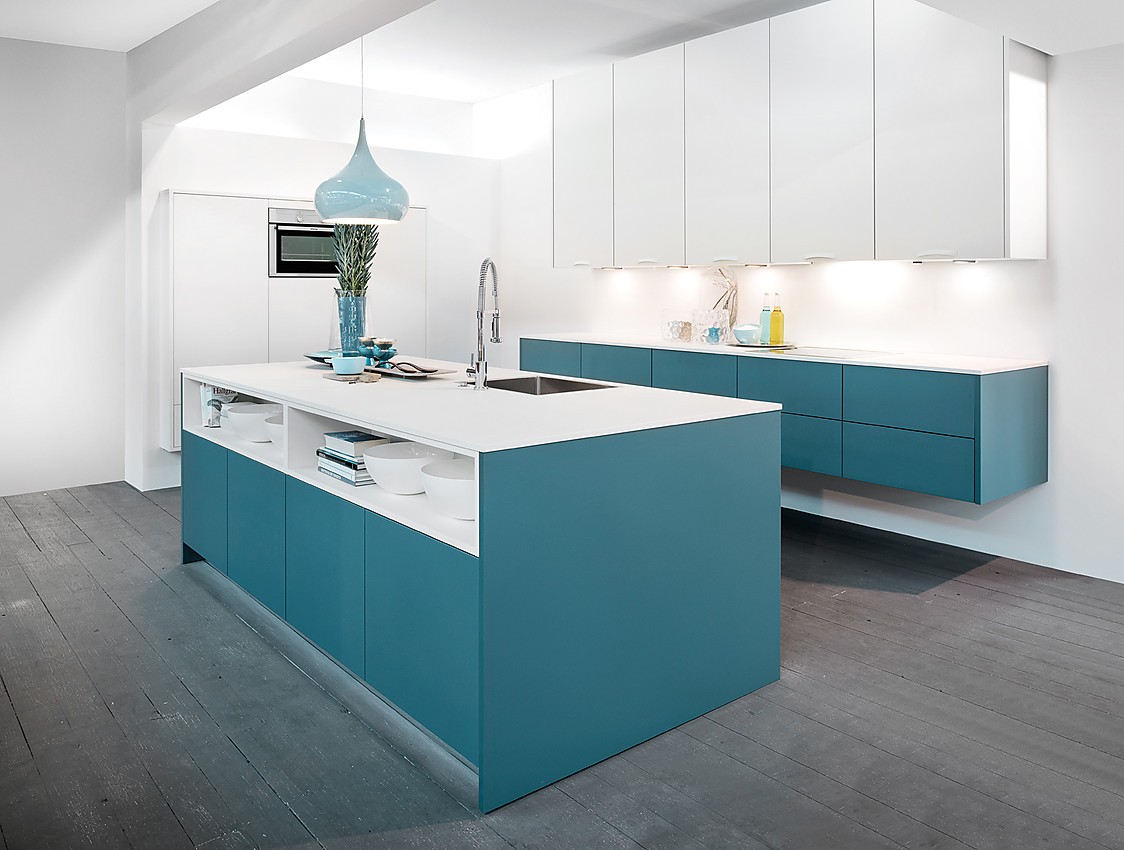 Esta moderna cocina con isla puntúa con su aspecto ligero y “flotante”, que está respaldada por la elección del color. El azul mate de los frentes laminados en Zerox HPL se complementan con el blanco. Zuordnung: Stil Cocinas modernas, Planungsart Cocinas con isla