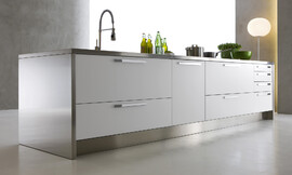 Noble y purista a la vez: el modelo de cocina Vela de Dada es realmente un regalo para los sentidos. Zuordnung: Stil Cocinas de diseño, Planungsart Cocinas con isla
