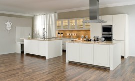 Cocina moderna, cómoda y elegante de estilo rústico. Con frentes de madera barnizada y gran cantidad de extras, propios de una cocina moderna, que le facilitarán el trabajo. Destaca del diseño de esta cocina la esquina para comer cuya superficie es una continuidad de la encimera de granito. Zuordnung: Stil Cocinas rústicas, Planungsart Detalles del diseño