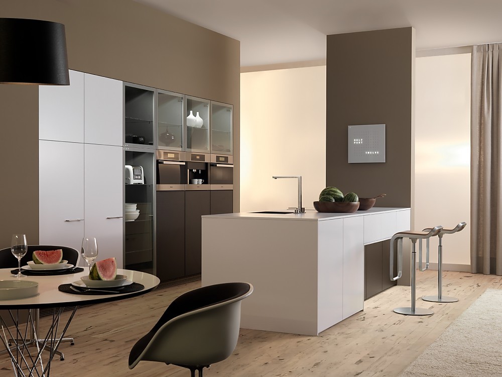El modelo ORLANDO  | CLASSIC-FS es una variante del concepto de la cocina en L. Los frentes de esta moderna cocina están libres de tiradores, sólo en los dos armarios columnas auxiliares aparecen los tiradores como accesorios. Zuordnung: Stil Cocinas de diseño, Planungsart Cocinas con isla