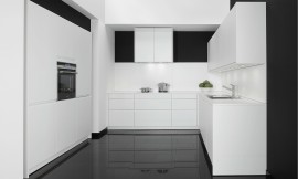 La cocina de en U diseñada para espacios pequeños está pensada para que el trabajo en la cocina sea un verdadero placer. Los frentes en laca diamante le garantizan que podrá disfrutar durante mucho tiempo de una cocina blanca y brillante. Zuordnung: Stil Cocinas modernas, Planungsart Cocinas en U