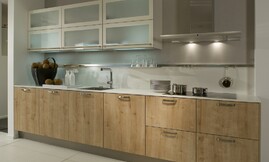 Cocina de madera de roble de un diseño muy actual. COmbina la madera natural con la encimera blanca y los armarios altos también en blanco Zuordnung: Stil Cocinas modernas, Planungsart Equipamiento interior de la cocina