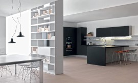 Esta cocina en U en un tono negro clásico esconde detrás de sus líneas puras un trabajo de diseño a conciencia. Zuordnung: Stil Cocinas de diseño, Planungsart Detalles del diseño