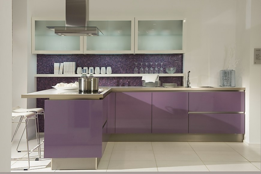 Cocina en L sin tiradores en un moderno tono violeta