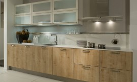Cocina de madera de roble de un diseño muy actual. COmbina la madera natural con la encimera blanca y los armarios altos también en blanco Zuordnung: Stil Cocinas modernas, Planungsart Cocinas en U
