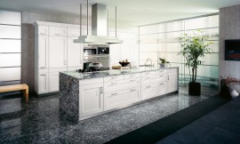 Elegancia cómoda y atemporal es lo que representa esta cocina rústica moderna con frentes de pino barnizados en blanco coco Zuordnung: Stil Cocinas rústicas, Planungsart Cocinas con isla