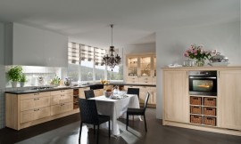 Esta moderna cocina que ofrece todas las comodidades del diseño más avanzado no renuncia al amor al detalle. El contraste de la madera clara con la encimera y los electrodomésticos oscuros o los cajones de mimbre hace que resalten aun más estos detalles que le otorgan personalidad a esta cocina tan tradicional. Zuordnung: Stil Cocinas rústicas, Planungsart Detalles del diseño