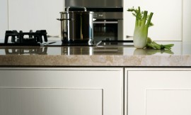 Encimera de piedra sobre armarios bajos de madera blancos de estilo rústico Zuordnung: Stil Cocinas de lujo, Planungsart Detalles del diseño