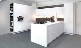 Blanco como la nieve, esta moderna cocina equipada de la casa Rotpunkt. El frente laminado se ha acabado con un color mate blanco Snow. El hecho de que las áreas individuales, tales como los estantes abiertos se realizan en la decoración de madera oscura con una veta vertical, esta cocina en U recibe una profundidad visual adicional y un "+” Zuordnung: Stil Cocinas de diseño, Planungsart Cocinas en línea