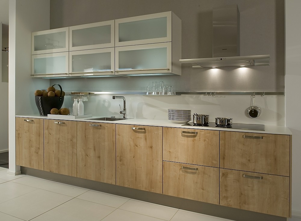 Cocina de madera de roble de un diseño muy actual. COmbina la madera natural con la encimera blanca y los armarios altos también en blanco Zuordnung: Stil Cocinas modernas, Planungsart Cocinas en U