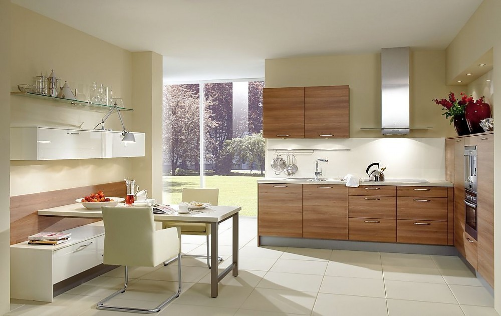 Cocina blanca alto brillo en l de madera con office y aparador Cocinas modernas blancas y madera