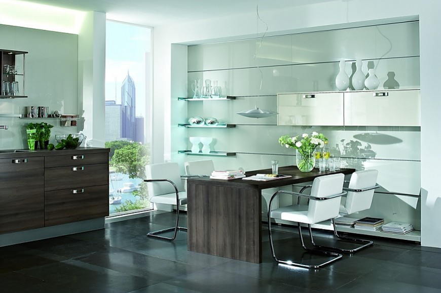 Panel de cristal en gris y muebles de comedor en madera oscura