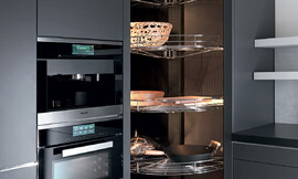 El diseño se pone al servicio de la funcionalidad: este moderno armario columna esquinero ofrece todo el espacio de almacenamiento necesario para guardar alimentos y utensilios de cocina. Zuordnung: Stil Cocinas de diseño, Planungsart Detalles del diseño