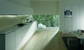 El diseño de líneas puras de esta cocina blanca y sencilla deja entrever todo lo que puede ofrecernos: unos materiales nobles que gracias al lacado de alto brillo nos facilitan la labor de limpieza y cuidado cotidiano de nuestra cocina, unos electrodomésticos pensados y colocados para facilitar el trabajo en la cocina y un sistema de iluminación que hace brillar cada rincón, convierten a esta cocina en un clásico casi eterno. Zuordnung: Stil Cocinas de diseño, Planungsart Cocinas en línea